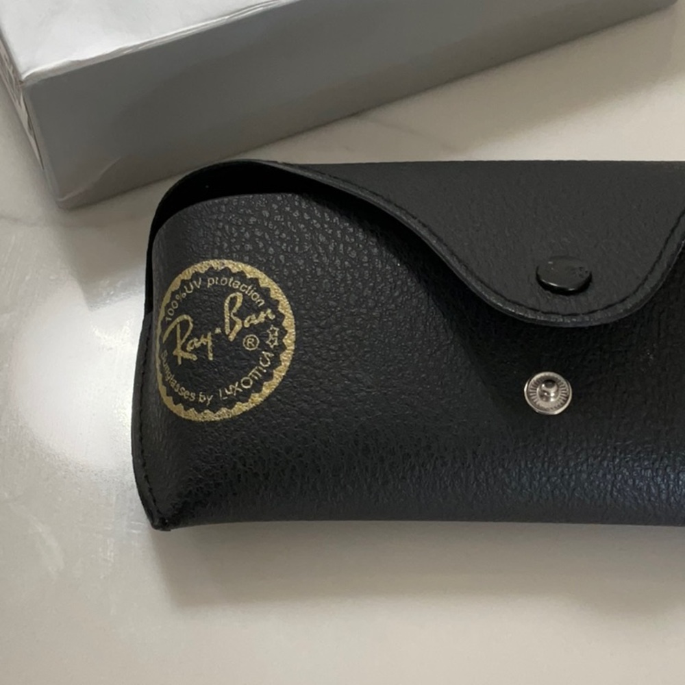 - Ray ban glass box .